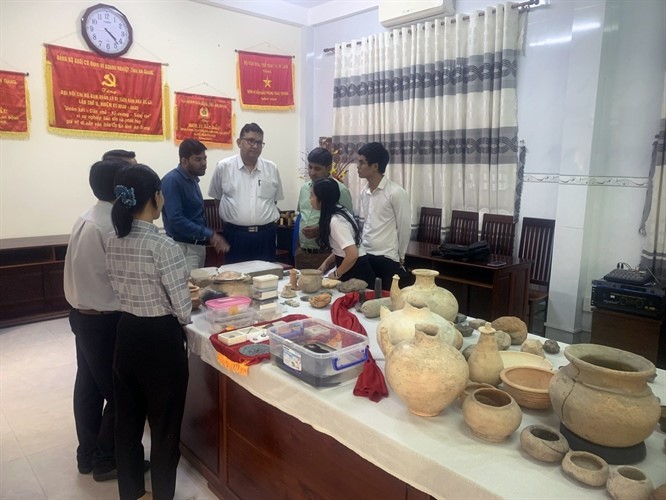 Chuyên gia Ấn Độ khảo sát tại Khu Di tích quốc gia đặc biệt Óc Eo - Ba Thê, An Giang