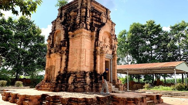 Tháp Chóp Mạt viewed from the south wall