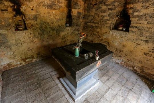 Tightly placed baked brick slabs